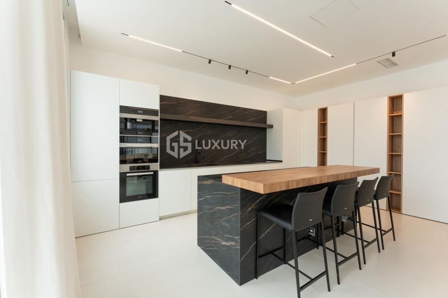 5 makuuhuone Huvila myytävänä paikassa Adeje mukana 
autotalli - 6 150 000 € (Ref: 9676177)