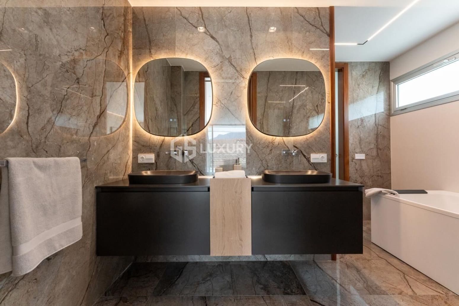 5 makuuhuone Huvila myytävänä paikassa Adeje mukana 
autotalli - 6 150 000 € (Ref: 9676177)