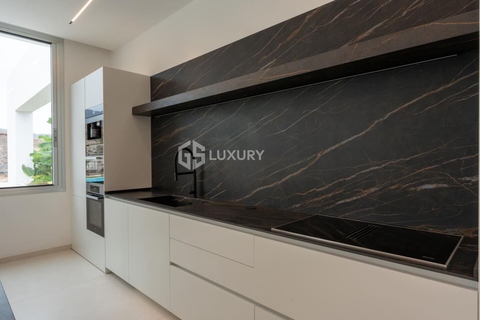 5 makuuhuone Huvila myytävänä paikassa Adeje mukana 
autotalli - 6 150 000 € (Ref: 9676177)