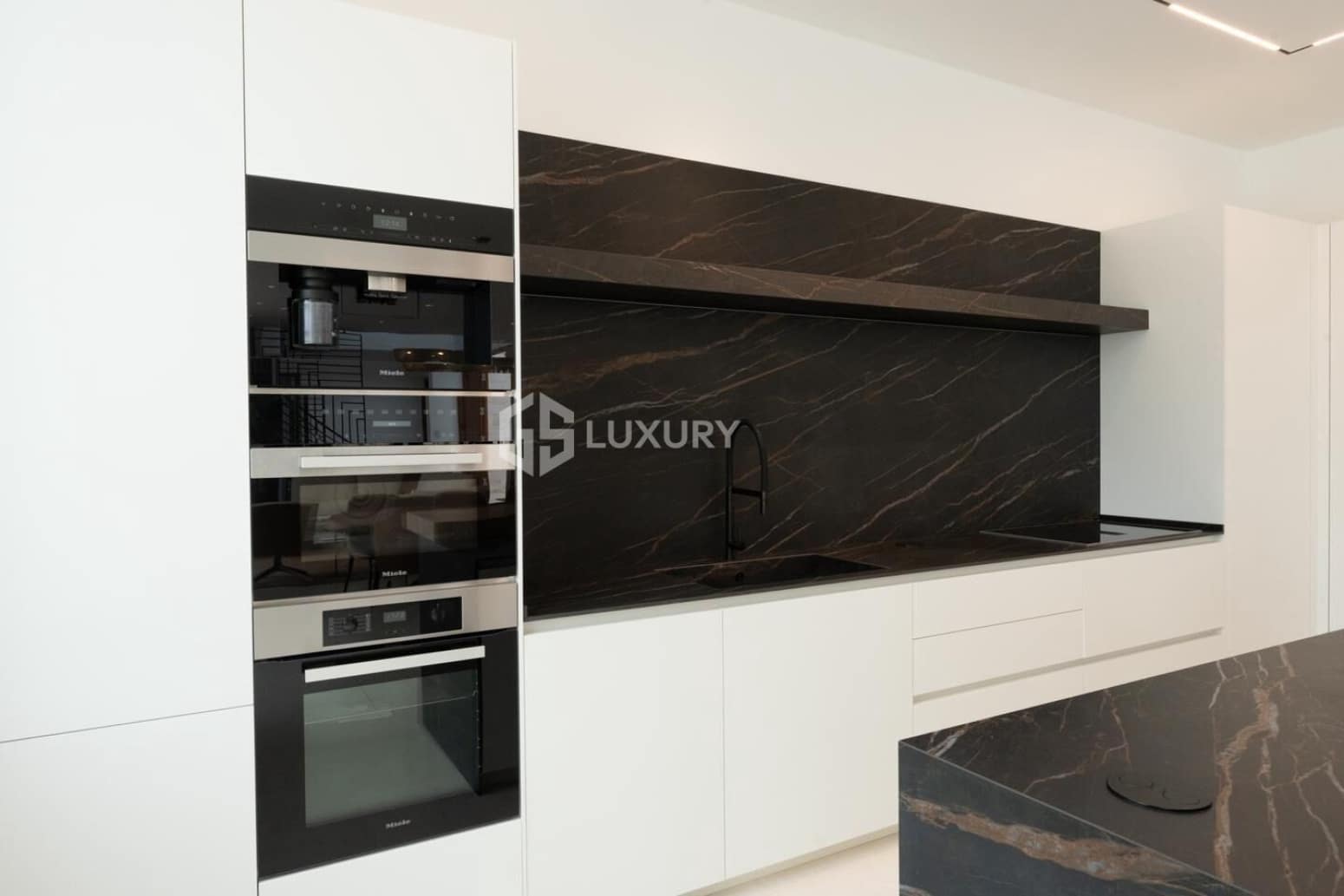 5 makuuhuone Huvila myytävänä paikassa Adeje mukana 
autotalli - 6 150 000 € (Ref: 9676177)