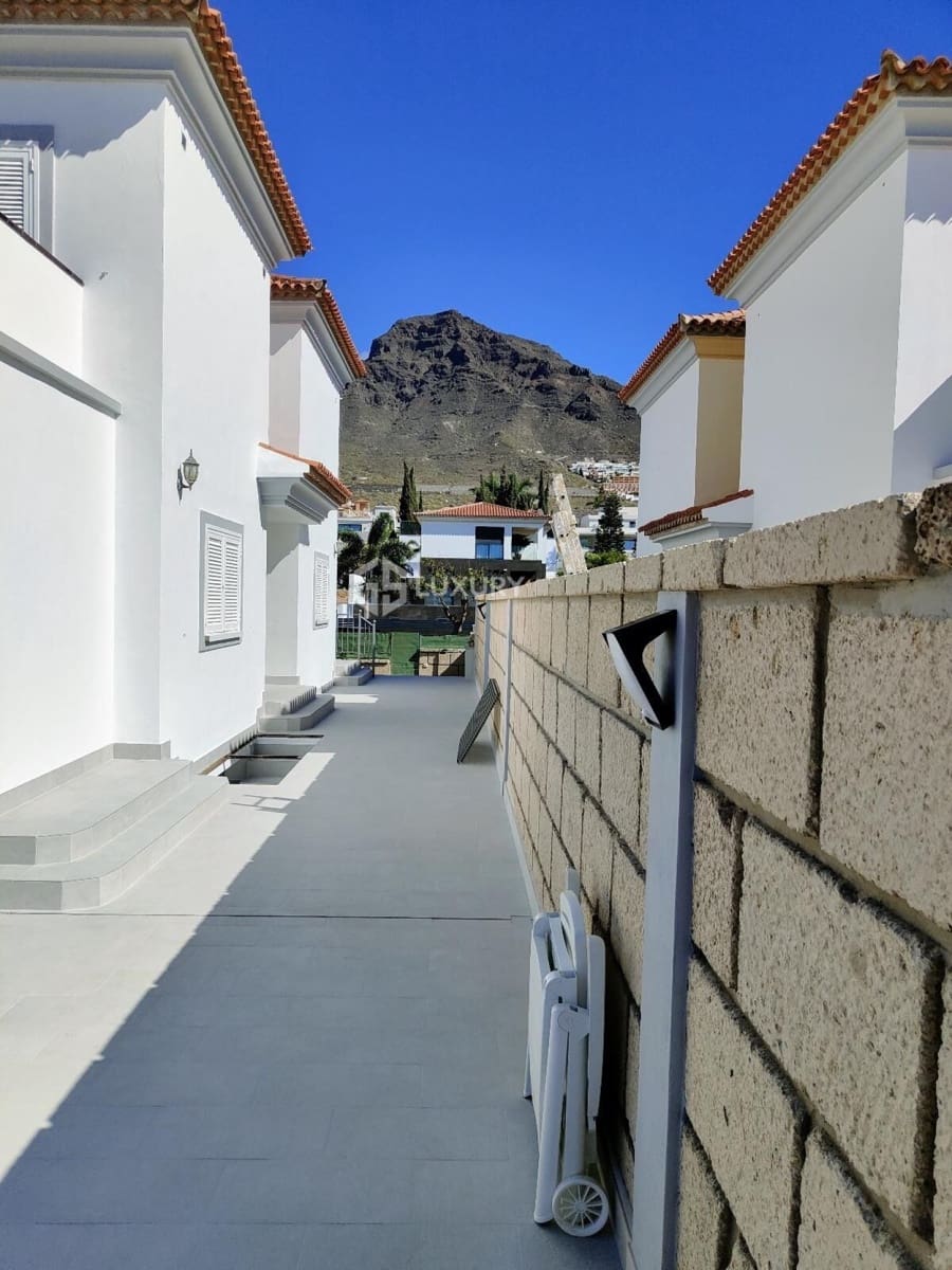 3 quarto Moradia para venda em Adeje com garagem - 1 100 000 € (Ref: 9676196)