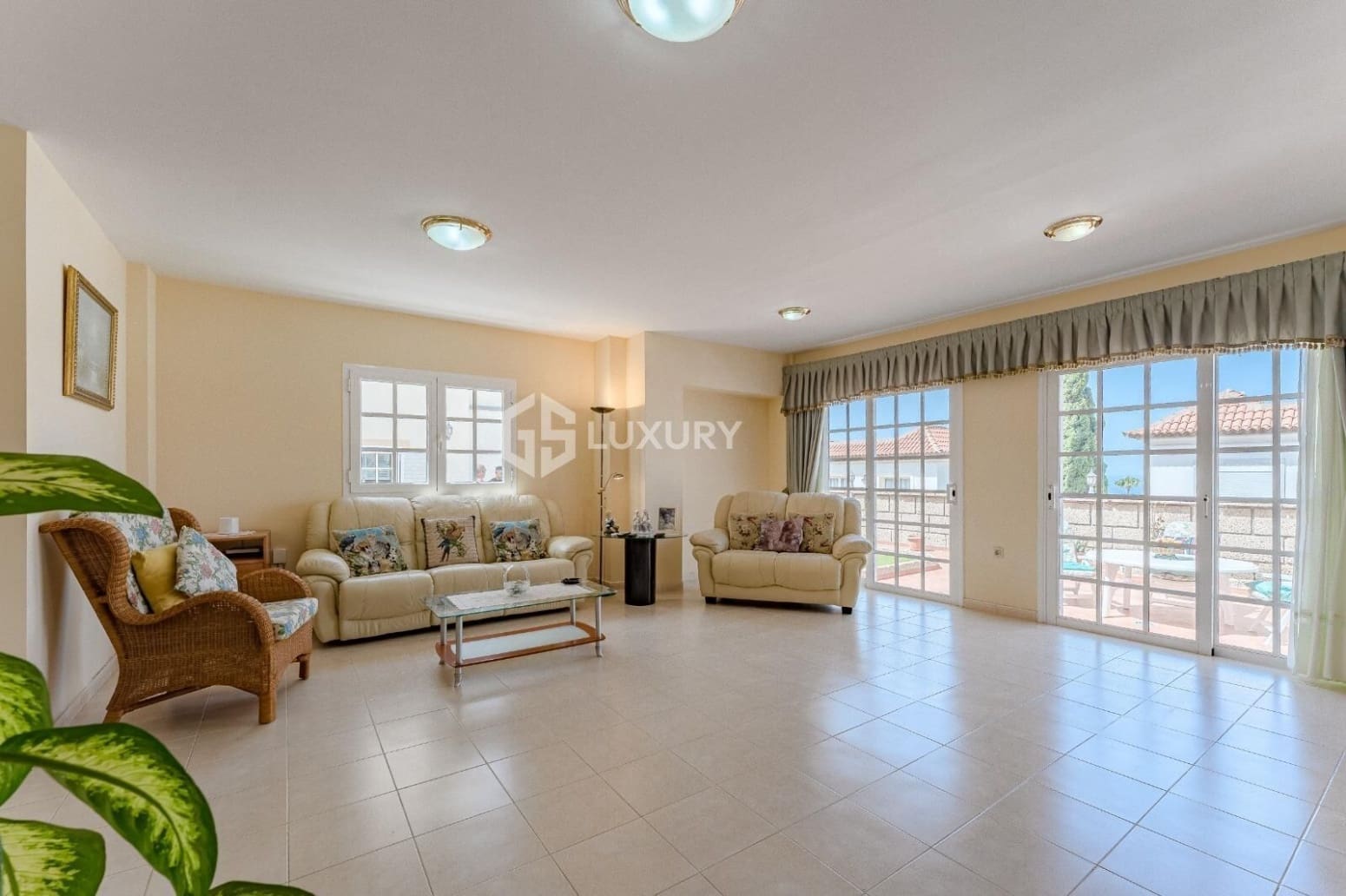 3 bedroom Villa for sale in Adeje with garage - € 1,100,000 (Ref: 9676196)