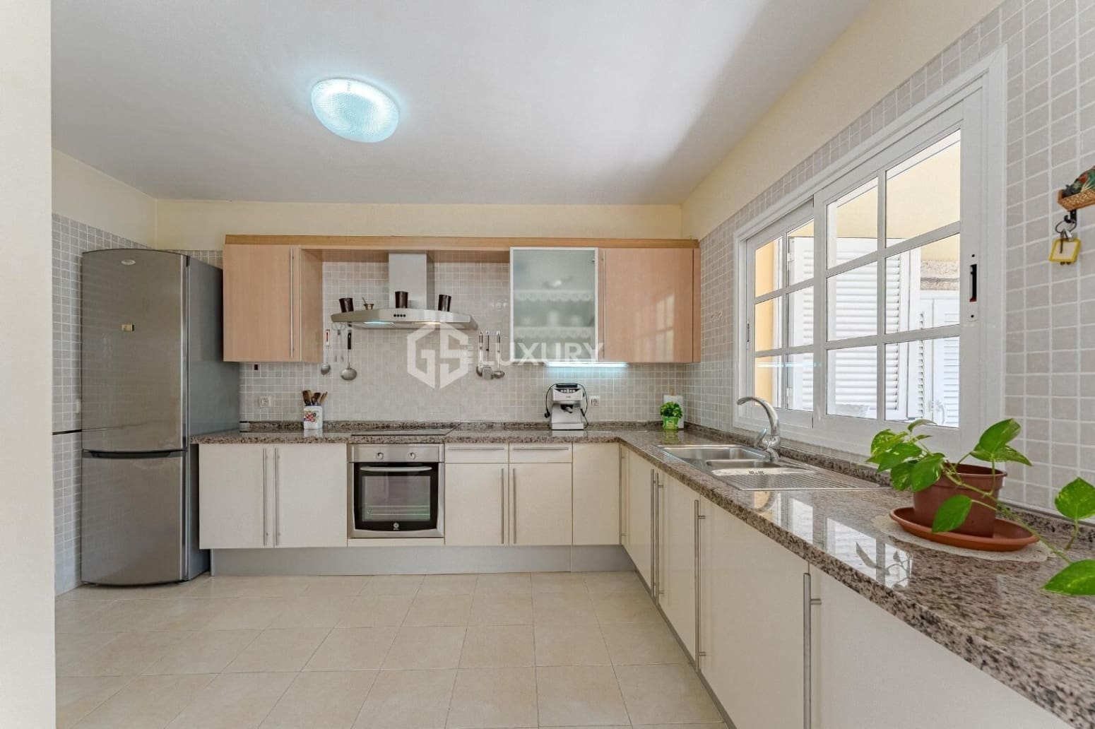 3 bedroom Villa for sale in Adeje with garage - € 1,100,000 (Ref: 9676196)