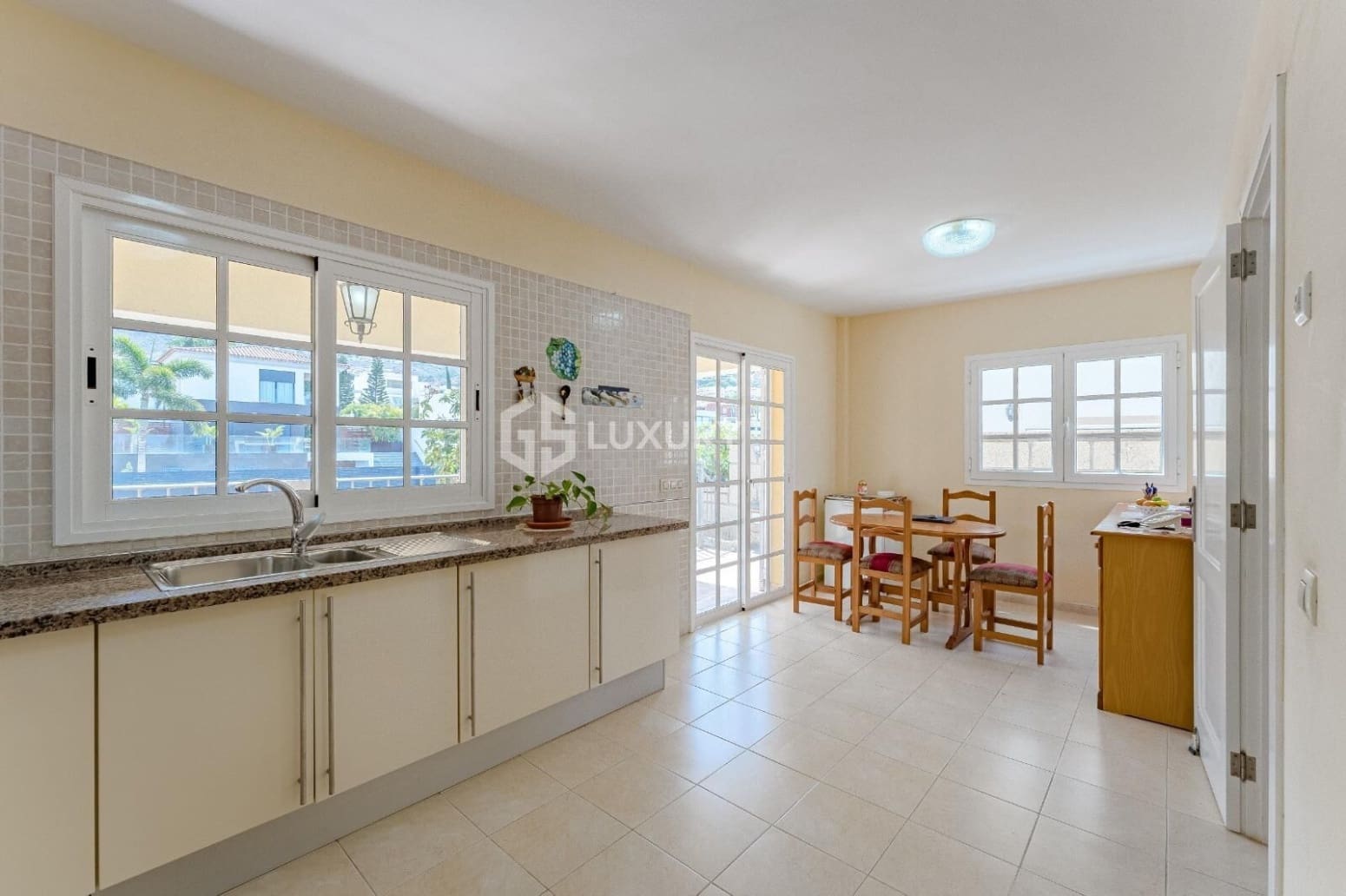 3 quarto Moradia para venda em Adeje com garagem - 1 100 000 € (Ref: 9676197)