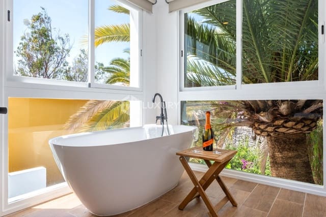 5 slaapkamer Villa te koop in Arona met garage - € 995.000 (Ref: 9687579)