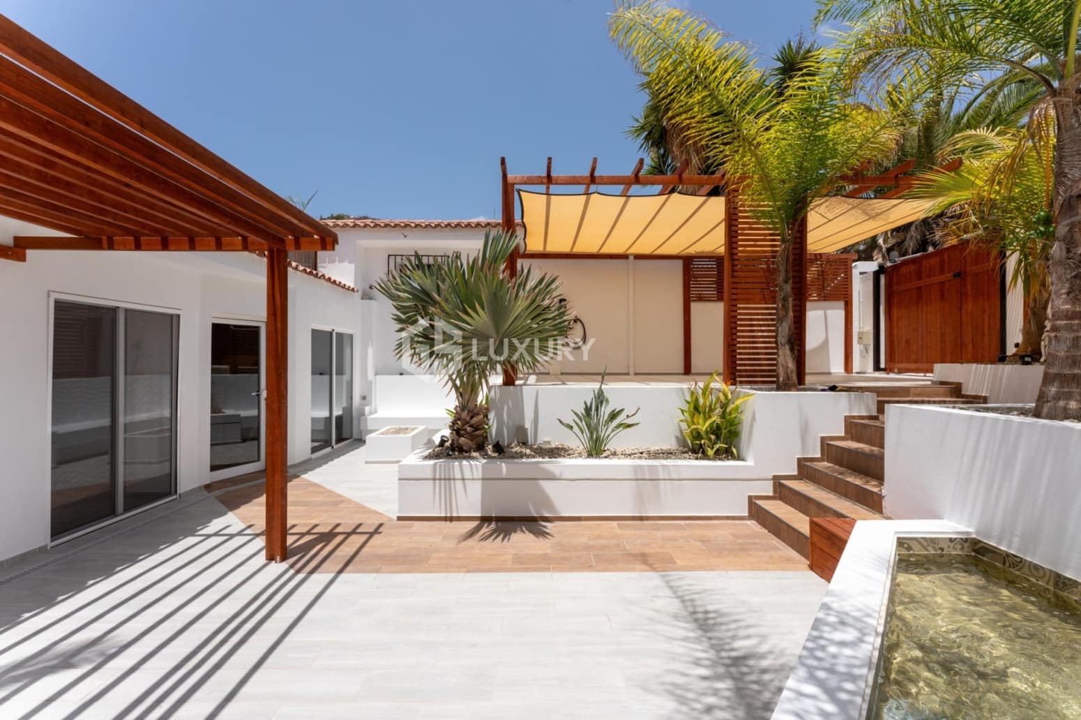 5 slaapkamer Villa te koop in Arona met garage - € 995.000 (Ref: 9687579)