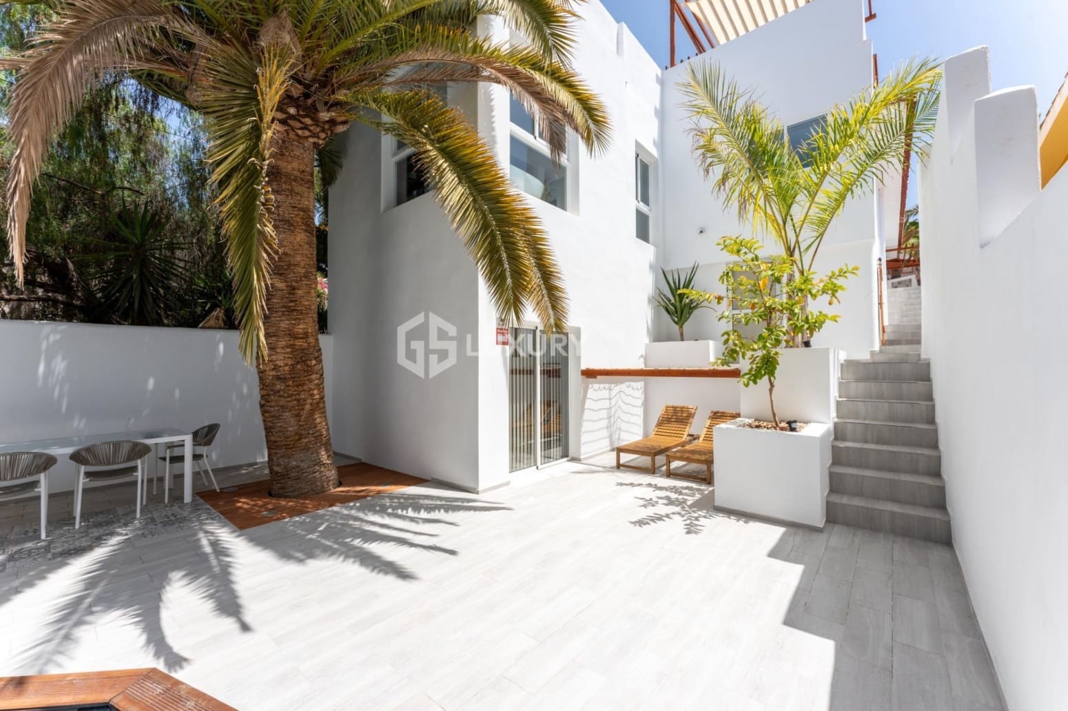 5 slaapkamer Villa te koop in Arona met garage - € 995.000 (Ref: 9687579)