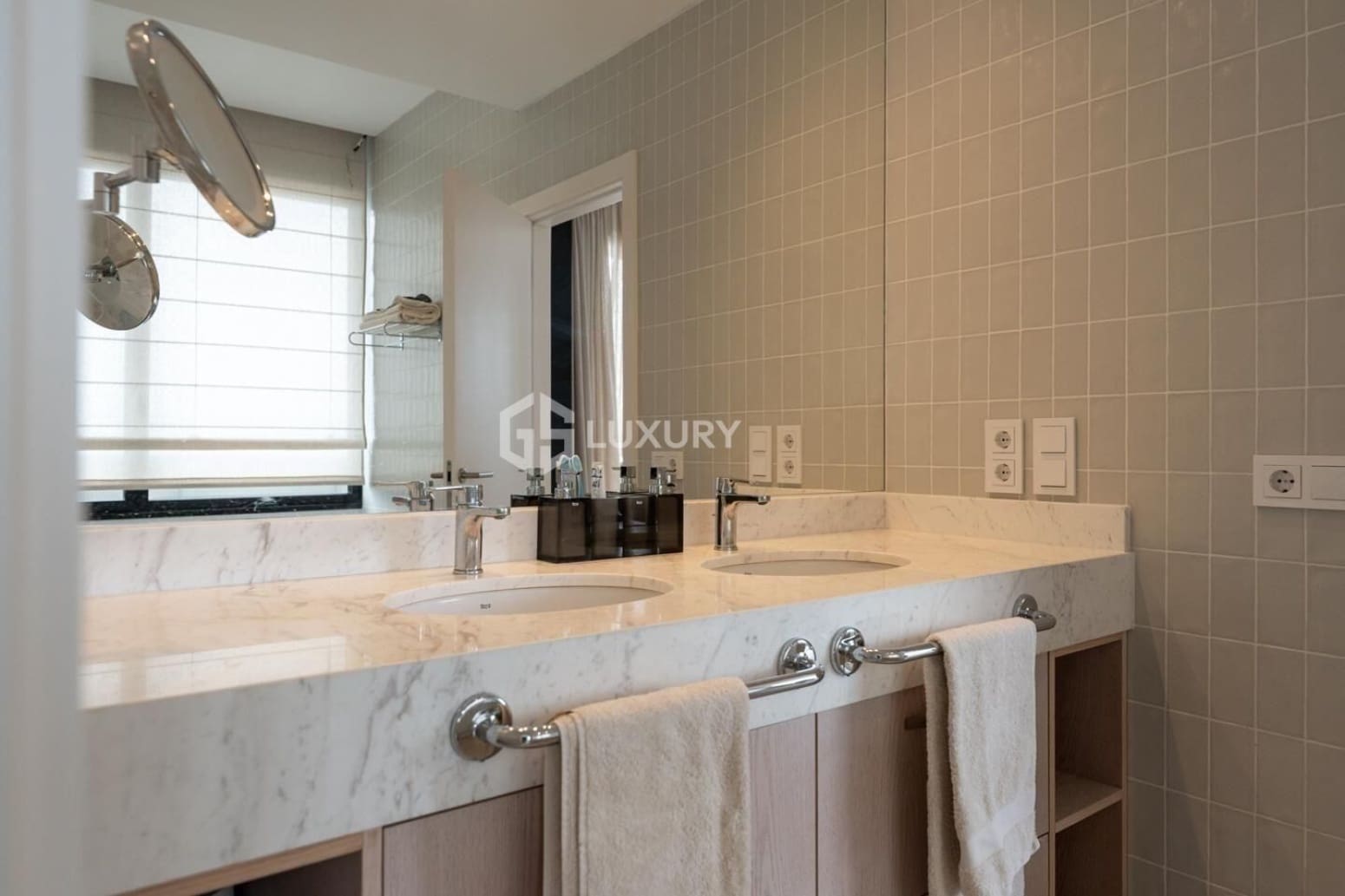 5 bedroom Villa for sale in Guia de Isora with garage - € 6,000,000 (Ref: 9697803)