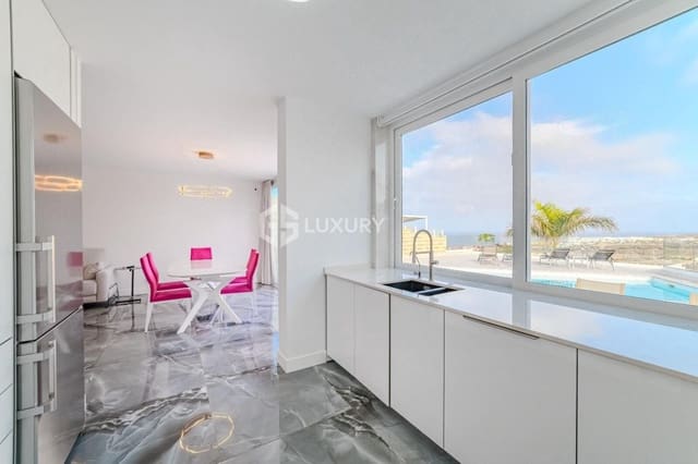 5 soveværelse Villa til salg i Playa del Duque, Adeje med garage - € 2.100.000 (Ref: 9700042)