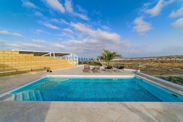5 makuuhuone Huvila myytävänä paikassa Playa del Duque, Adeje mukana 
autotalli - 2 100 000 € (Ref: 9700042)