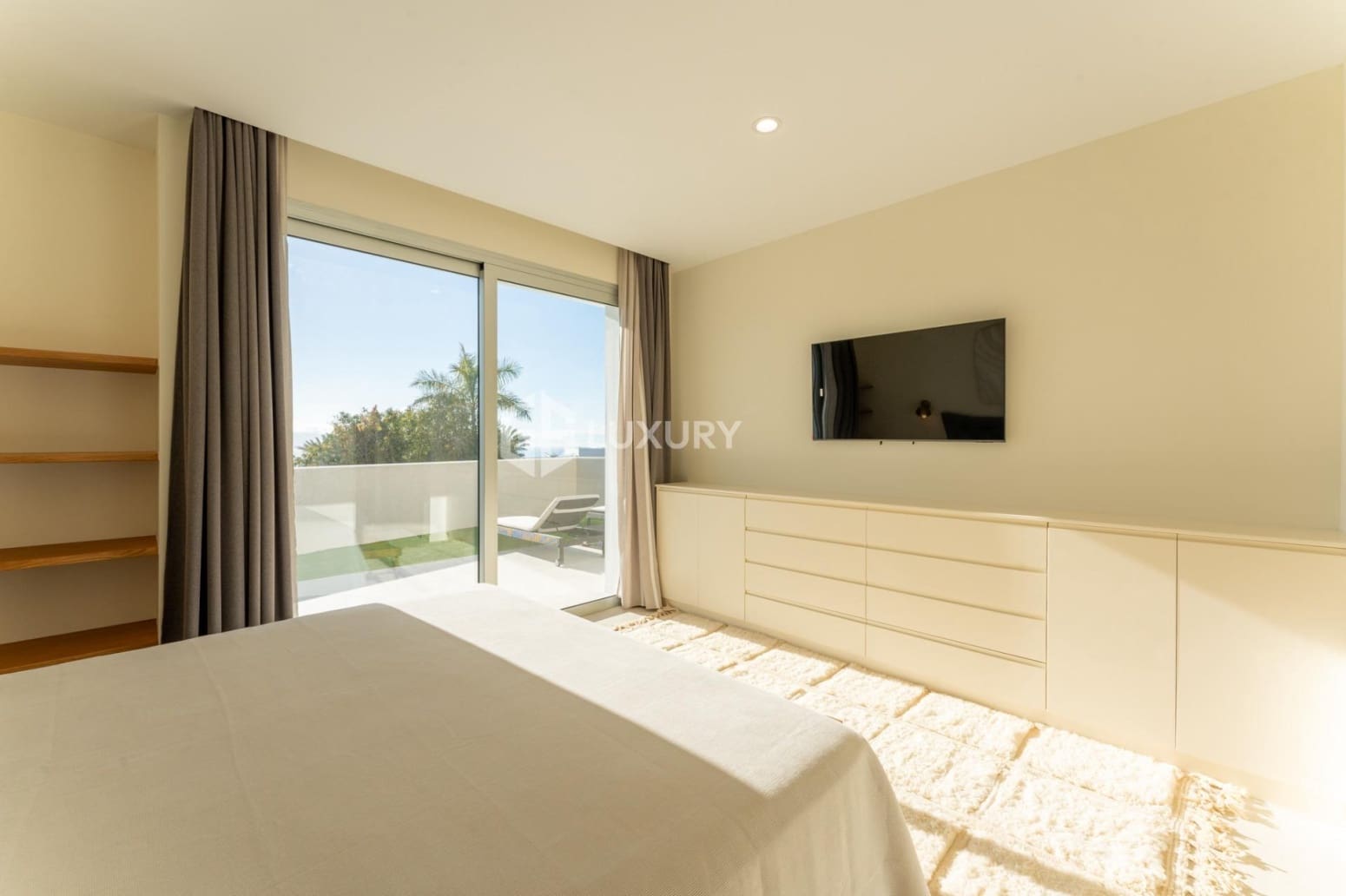 4 bedroom Villa for sale in Guia de Isora with garage - € 5,000,000 (Ref: 9700044)