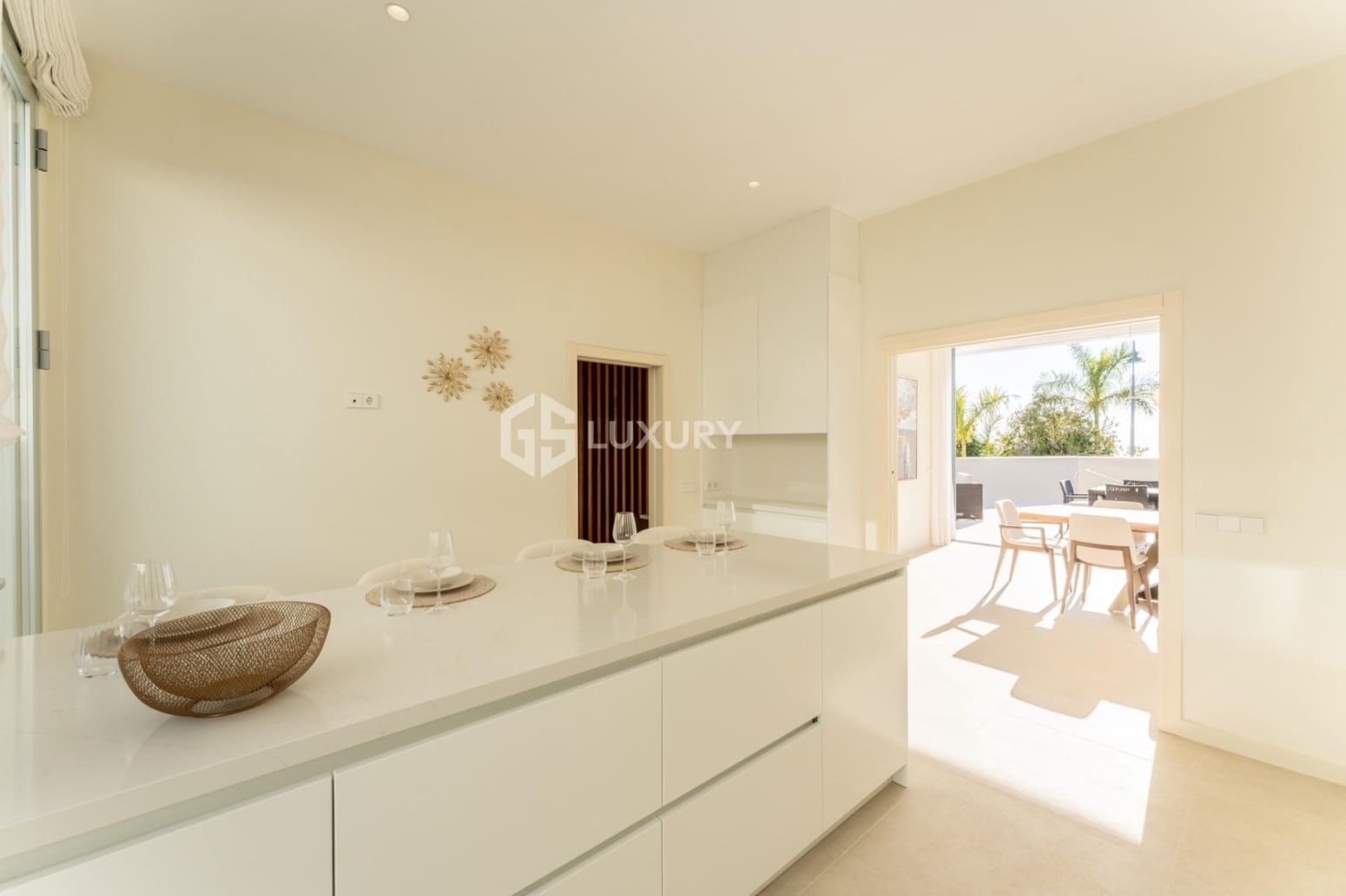 4 bedroom Villa for sale in Guia de Isora with garage - € 5,000,000 (Ref: 9700044)