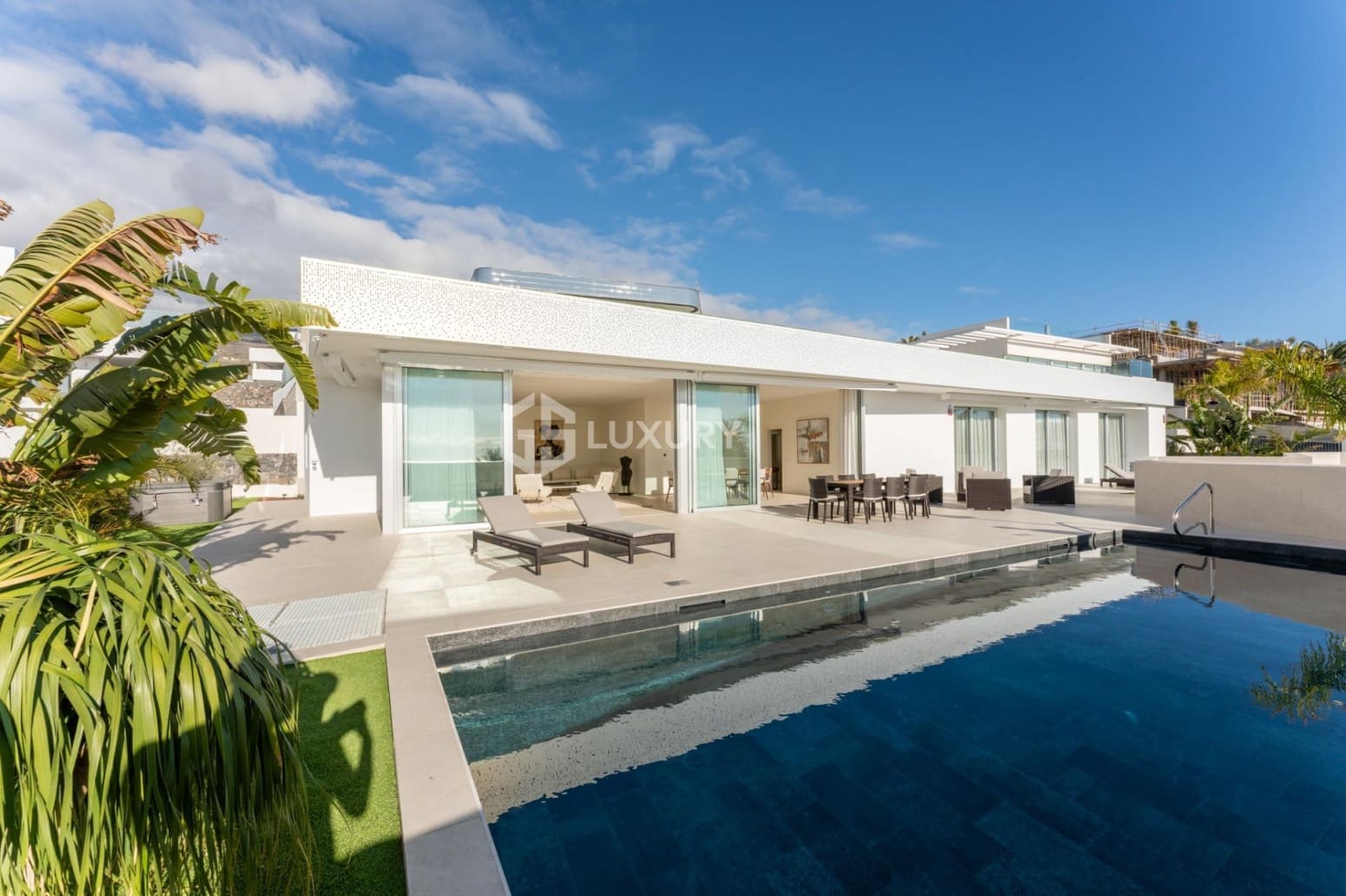 4 bedroom Villa for sale in Guia de Isora with garage - € 5,000,000 (Ref: 9700044)