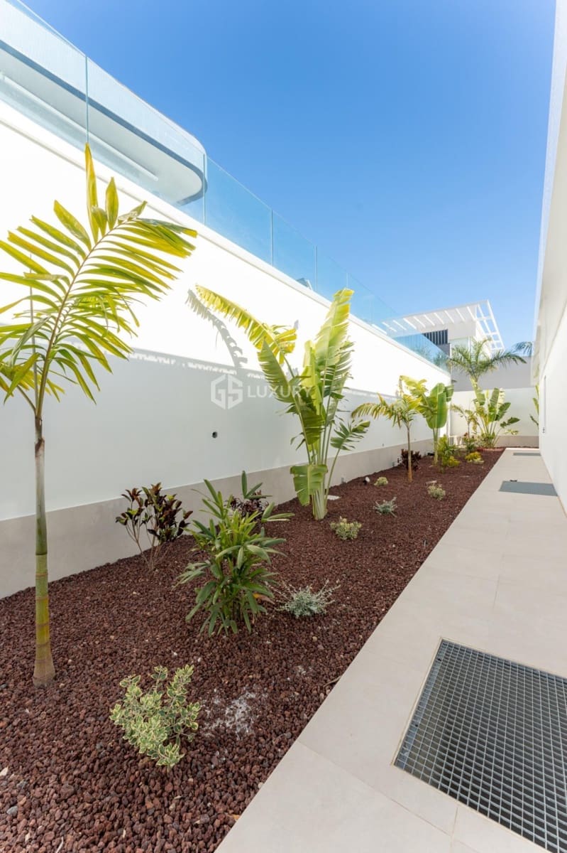 4 bedroom Villa for sale in Guia de Isora with garage - € 5,000,000 (Ref: 9700044)