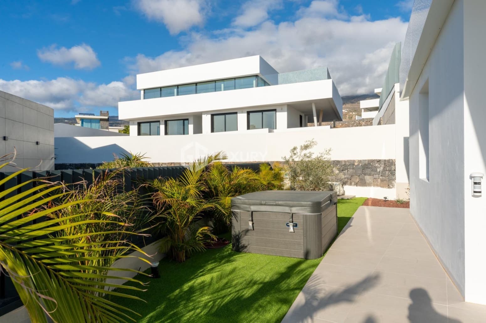 4 bedroom Villa for sale in Guia de Isora with garage - € 5,000,000 (Ref: 9700044)