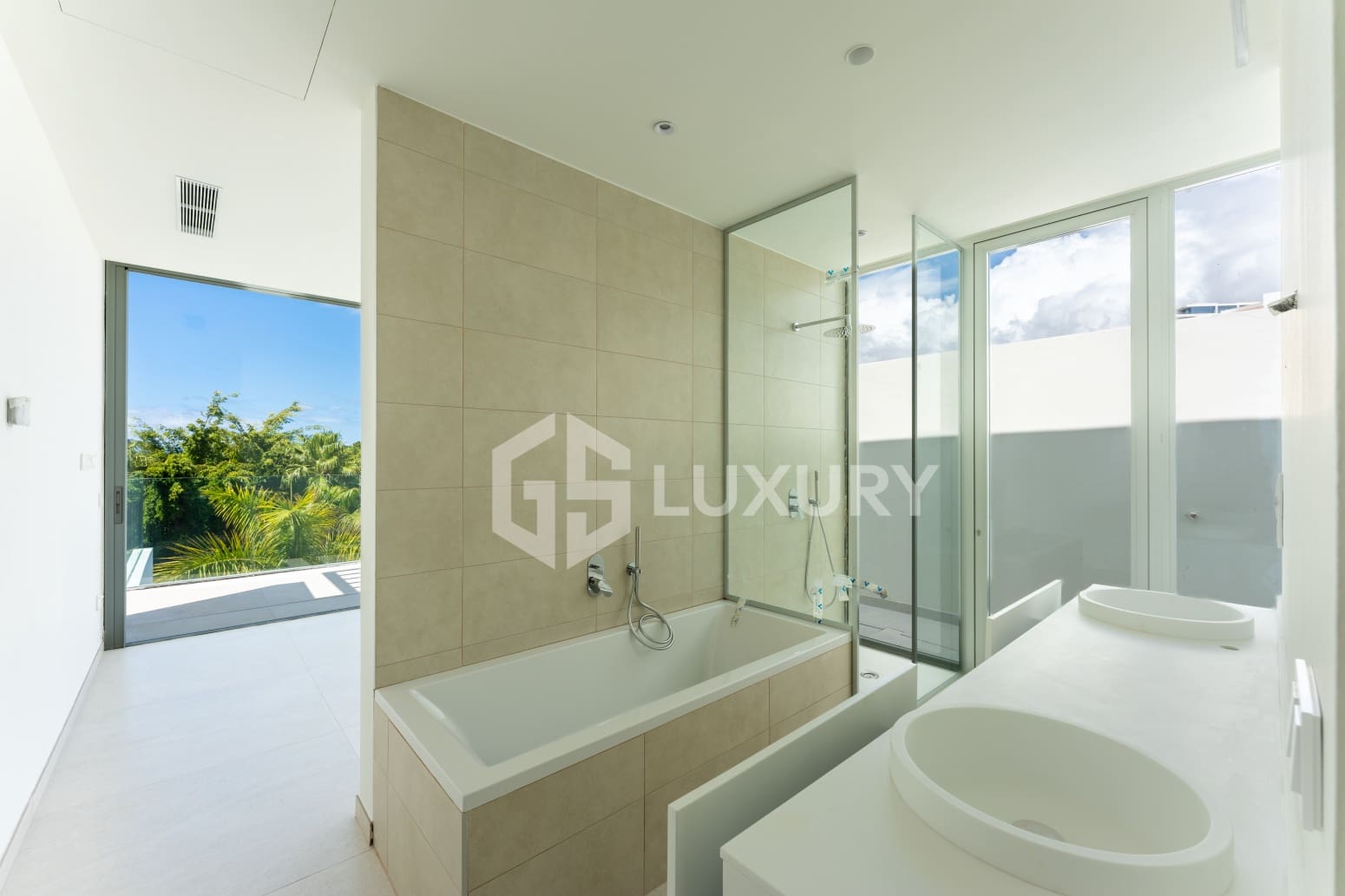 4 bedroom Villa for sale in Adeje with pool garage - € 1,980,000 (Ref: 9700045)