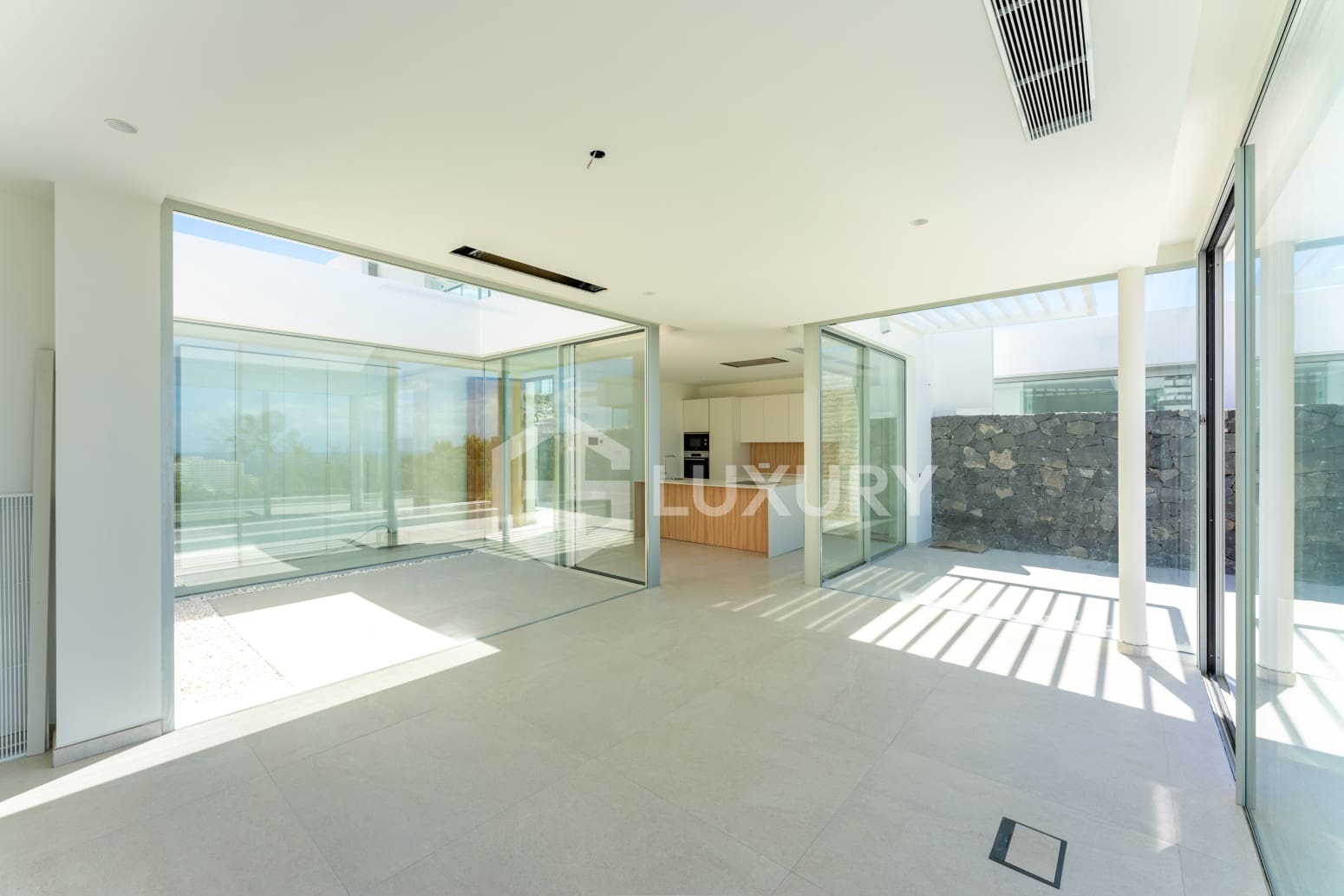 4 bedroom Villa for sale in Adeje with pool garage - € 1,980,000 (Ref: 9700045)