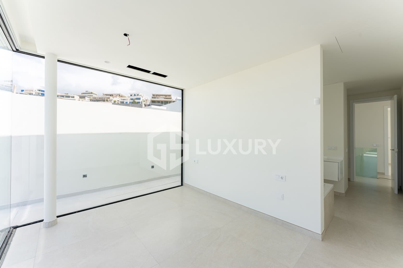 4 bedroom Villa for sale in Adeje with pool garage - € 1,980,000 (Ref: 9700045)