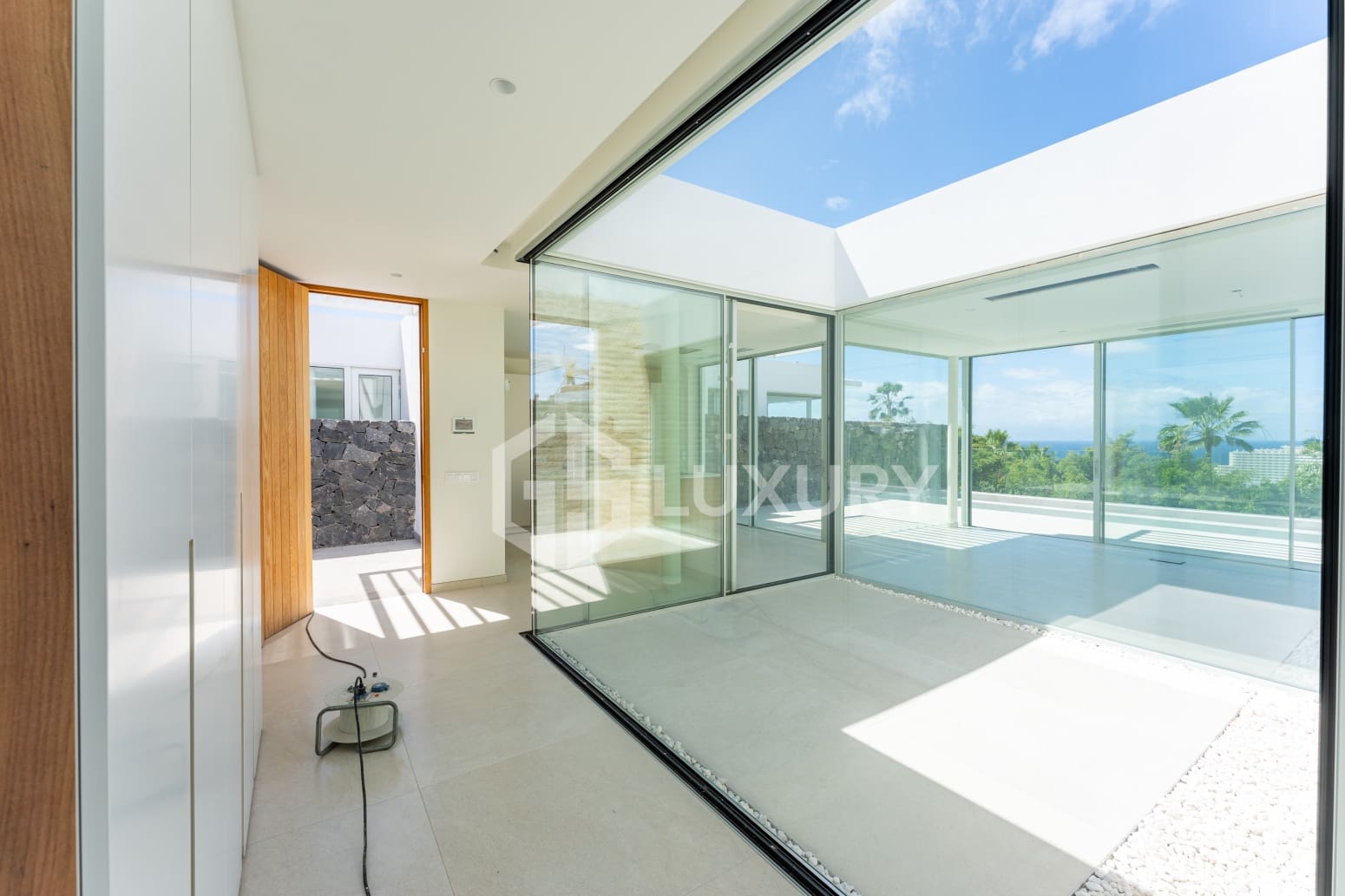 4 bedroom Villa for sale in Adeje with pool garage - € 1,980,000 (Ref: 9700045)