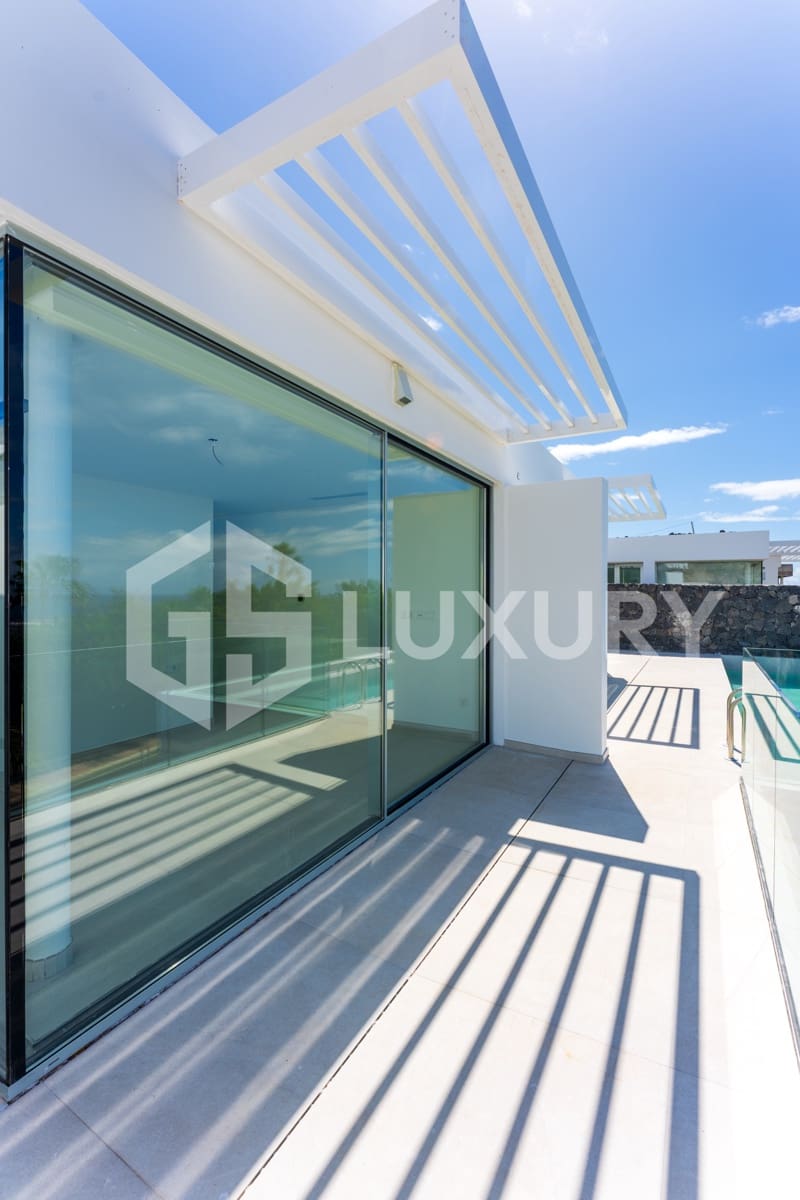 4 bedroom Villa for sale in Adeje with pool garage - € 1,980,000 (Ref: 9700045)