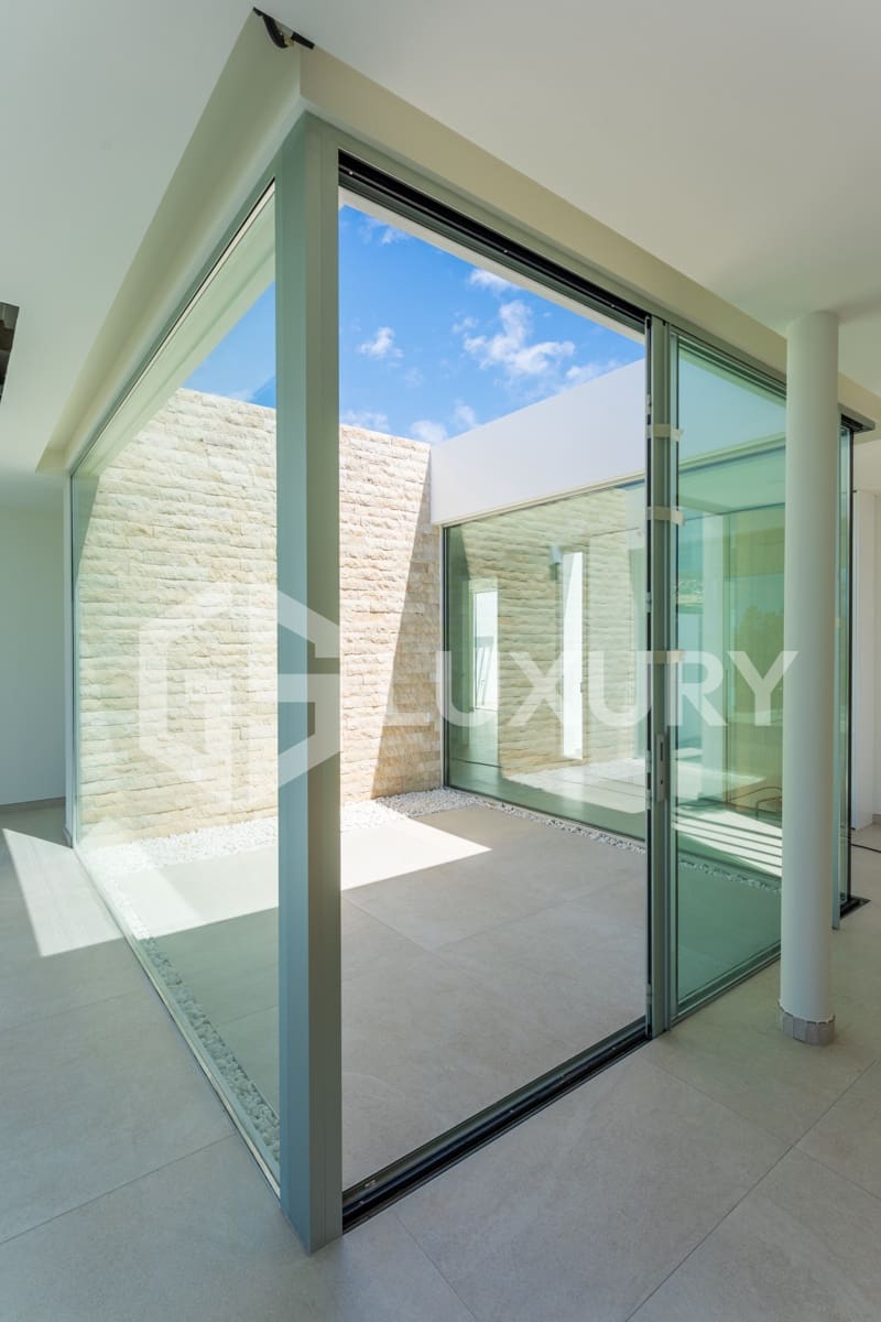 4 bedroom Villa for sale in Adeje with pool garage - € 1,980,000 (Ref: 9700045)