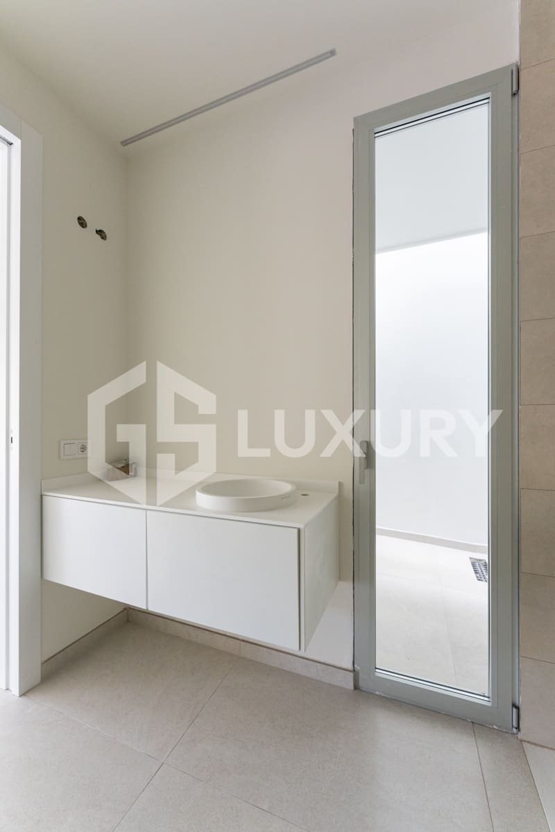 4 bedroom Villa for sale in Adeje with pool garage - € 1,980,000 (Ref: 9700045)