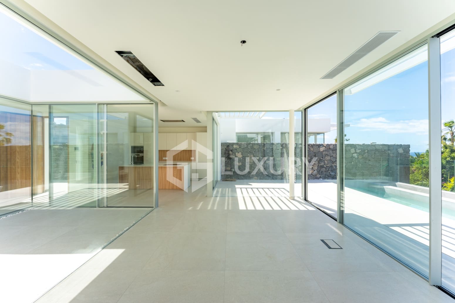 4 bedroom Villa for sale in Adeje with pool garage - € 1,980,000 (Ref: 9700045)