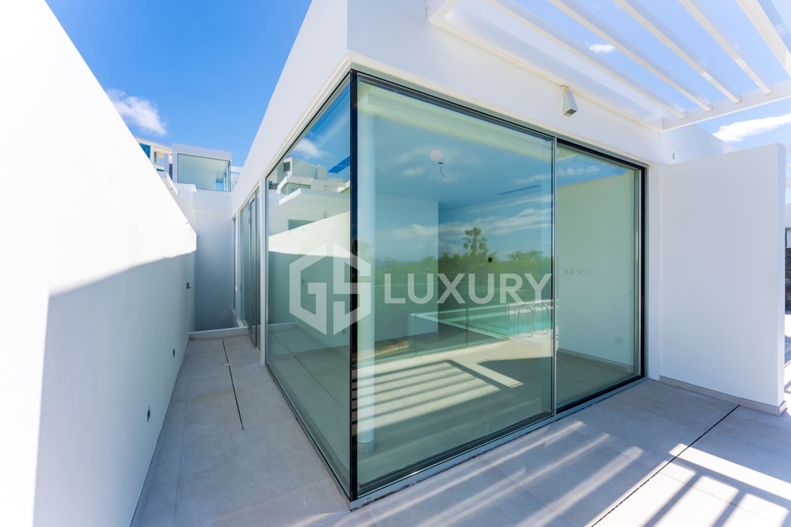 4 bedroom Villa for sale in Adeje with pool garage - € 1,980,000 (Ref: 9700045)