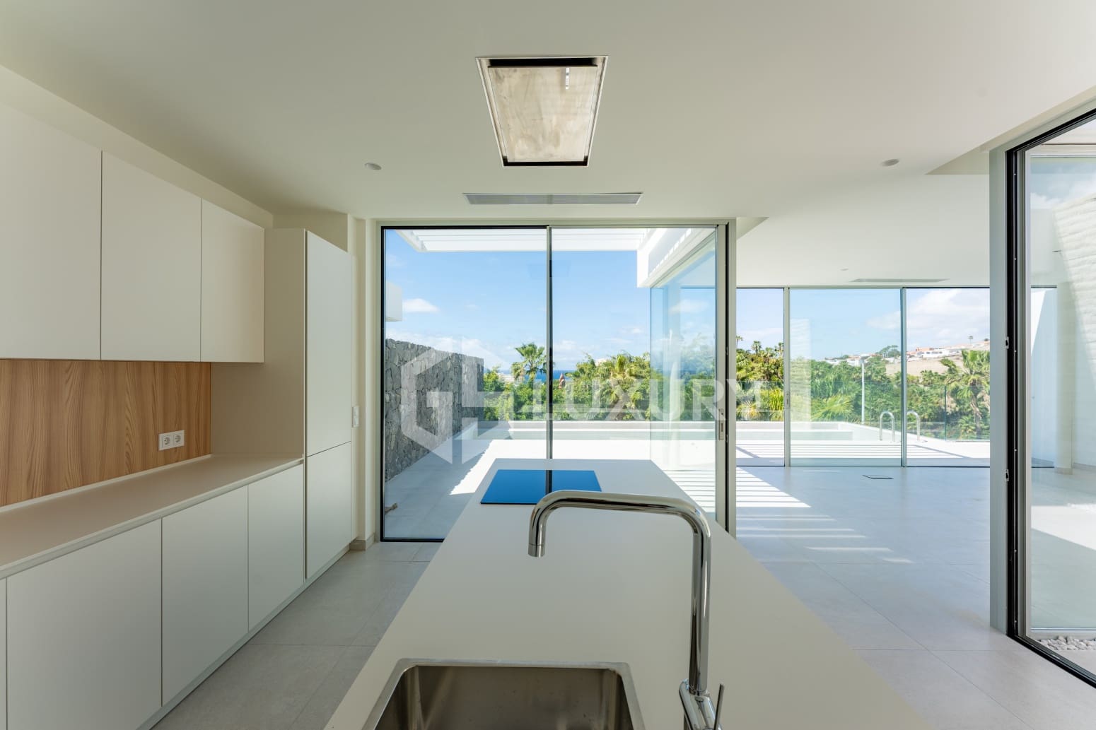 4 bedroom Villa for sale in Adeje with pool garage - € 1,980,000 (Ref: 9700045)