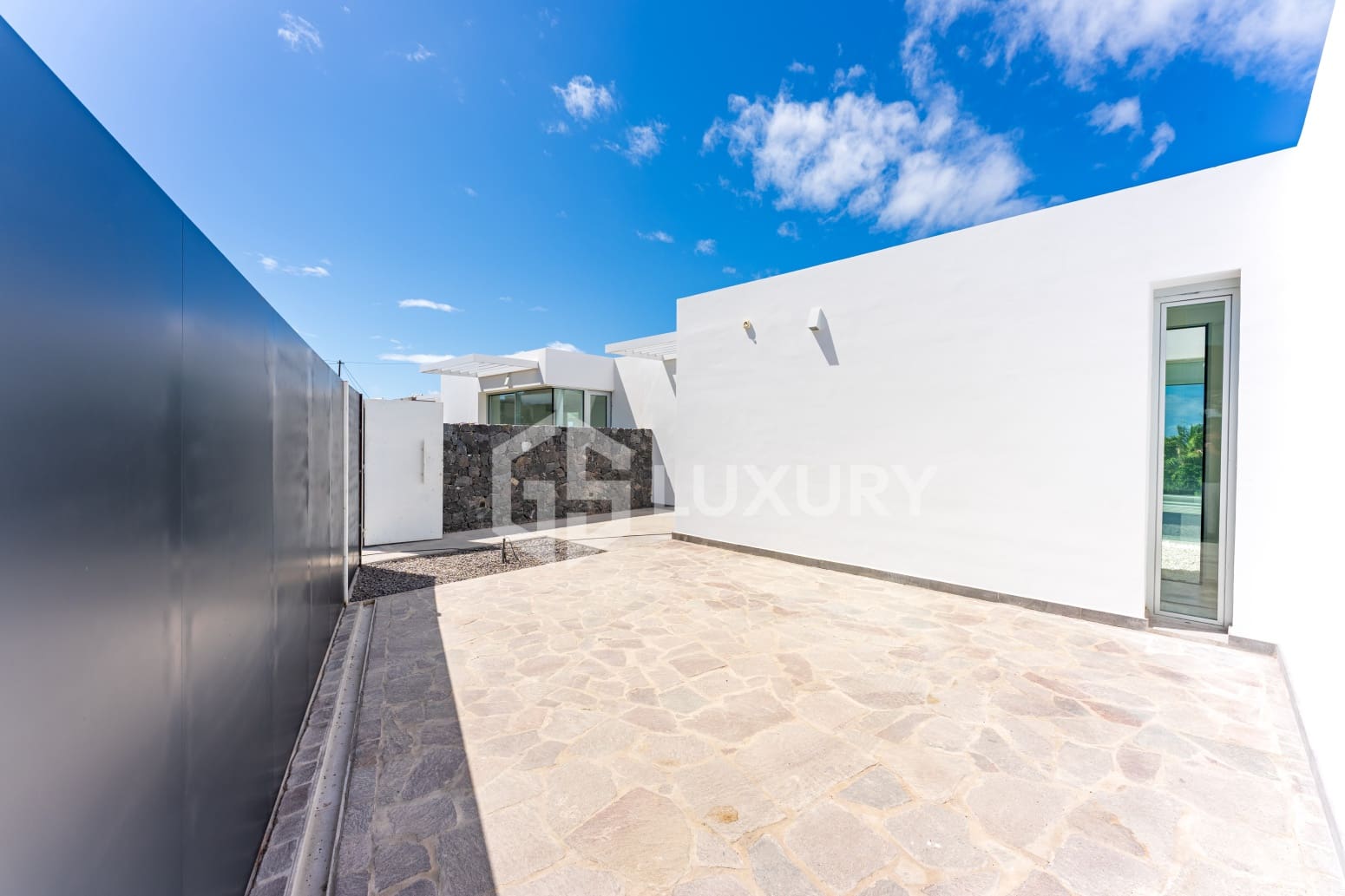 4 bedroom Villa for sale in Adeje with pool garage - € 1,980,000 (Ref: 9700045)