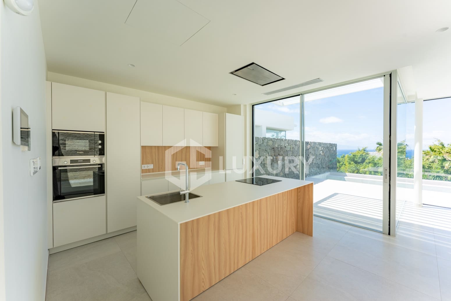 4 bedroom Villa for sale in Adeje with pool garage - € 1,980,000 (Ref: 9700045)