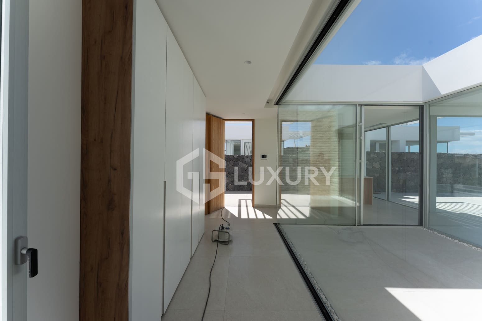 4 bedroom Villa for sale in Adeje with pool garage - € 1,980,000 (Ref: 9700045)