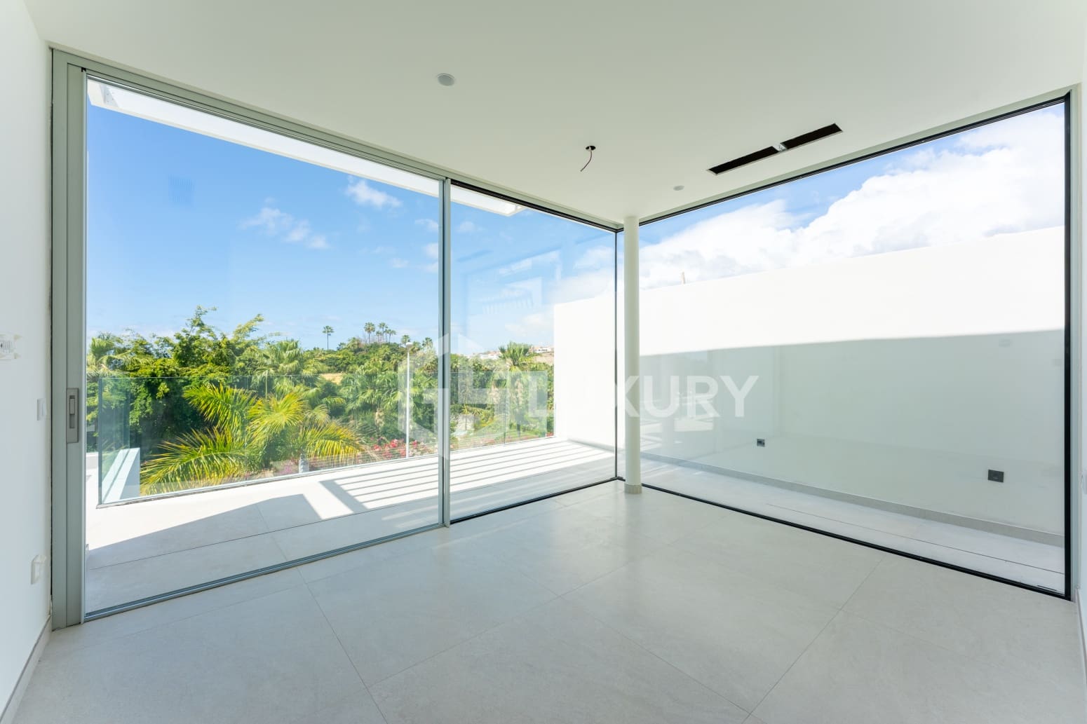 4 bedroom Villa for sale in Adeje with pool garage - € 1,980,000 (Ref: 9700045)