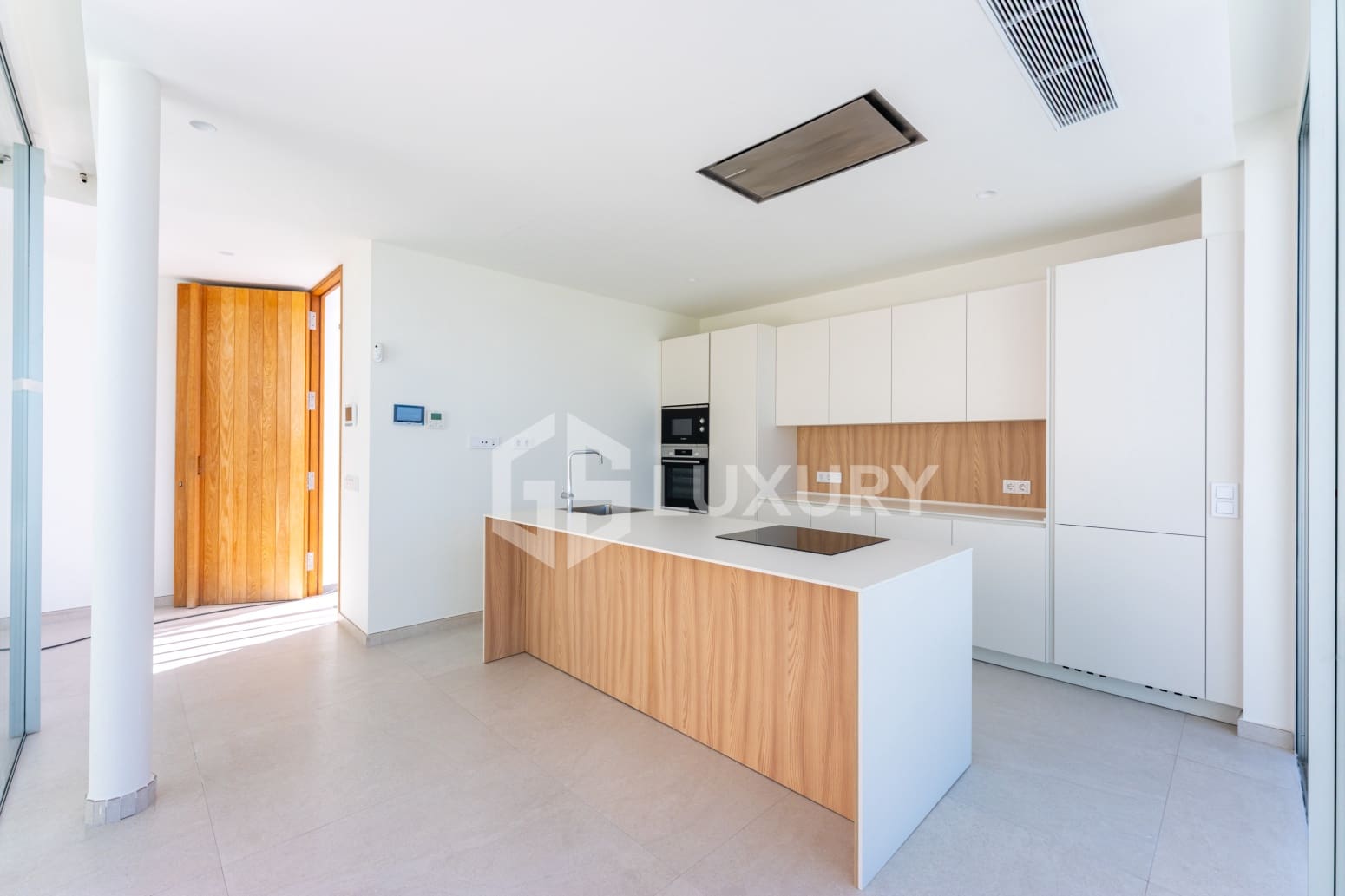 4 bedroom Villa for sale in Adeje with pool garage - € 1,980,000 (Ref: 9700045)