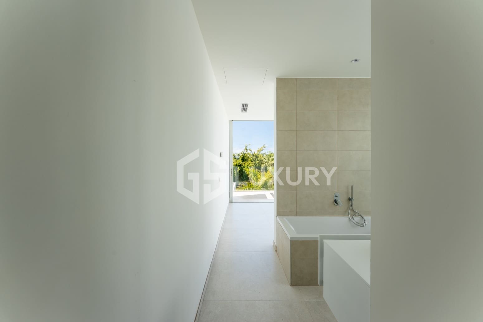 4 bedroom Villa for sale in Adeje with pool garage - € 1,980,000 (Ref: 9700045)