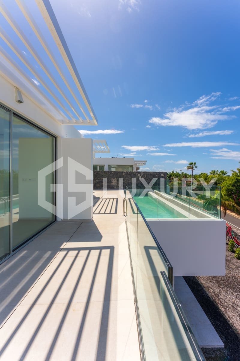 4 bedroom Villa for sale in Adeje with pool garage - € 1,980,000 (Ref: 9700045)