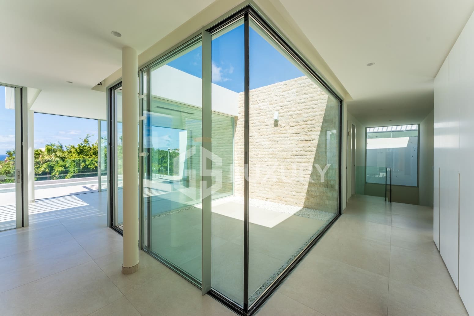 4 bedroom Villa for sale in Adeje with pool garage - € 1,980,000 (Ref: 9700045)