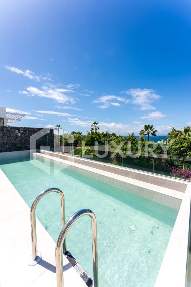 4 bedroom Villa for sale in Adeje with pool garage - € 1,980,000 (Ref: 9700045)