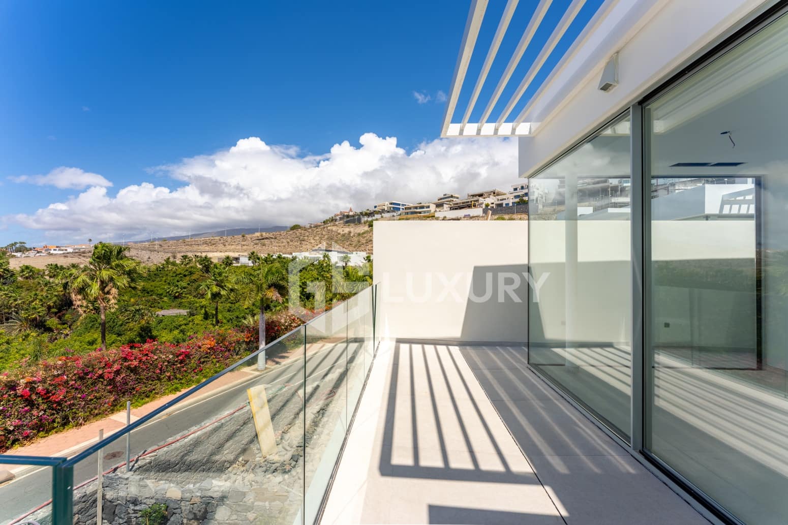 4 bedroom Villa for sale in Adeje with pool garage - € 1,980,000 (Ref: 9700045)