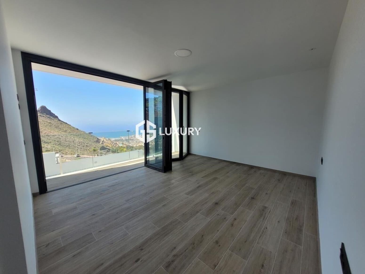 4 slaapkamer Villa te koop in Adeje met garage - € 1.950.000 (Ref: 9708035)