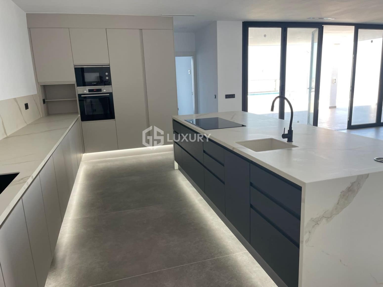 4 slaapkamer Villa te koop in Adeje met garage - € 1.950.000 (Ref: 9708035)