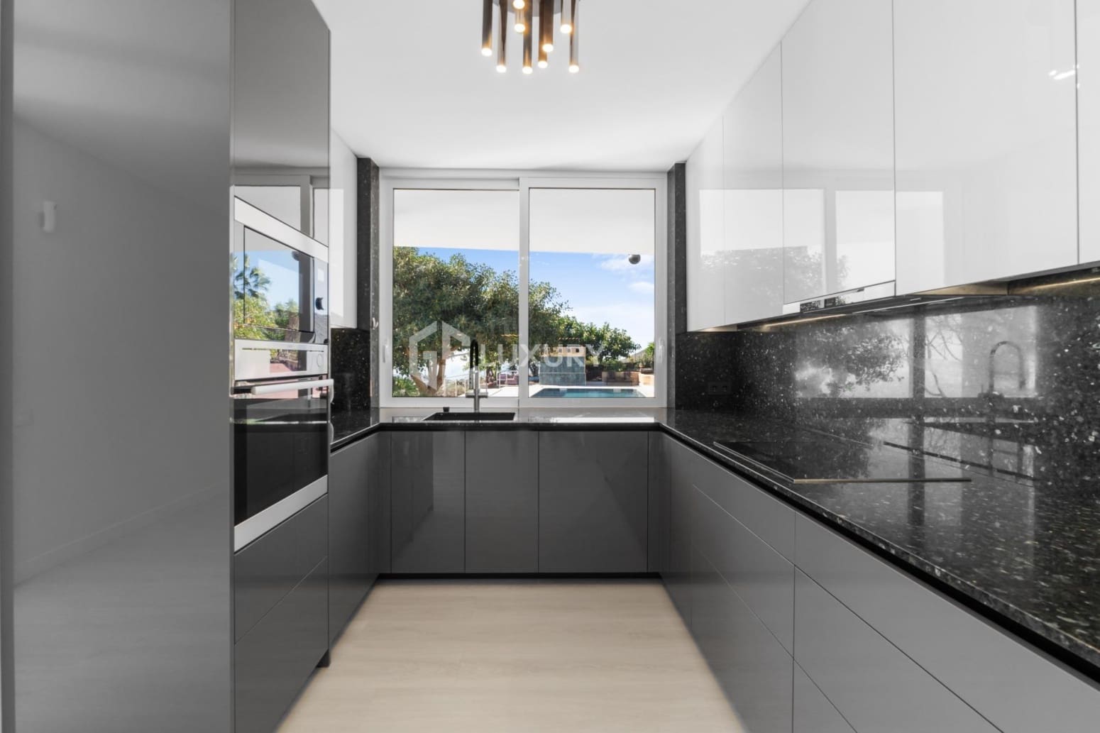 5 bedroom Villa for sale in San Miguel de Abona with garage - € 1,950,000 (Ref: 9708038)