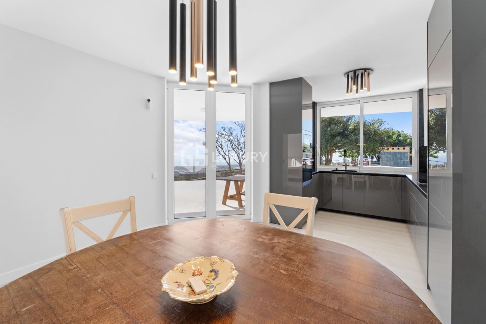 5 bedroom Villa for sale in San Miguel de Abona with garage - € 1,950,000 (Ref: 9708038)