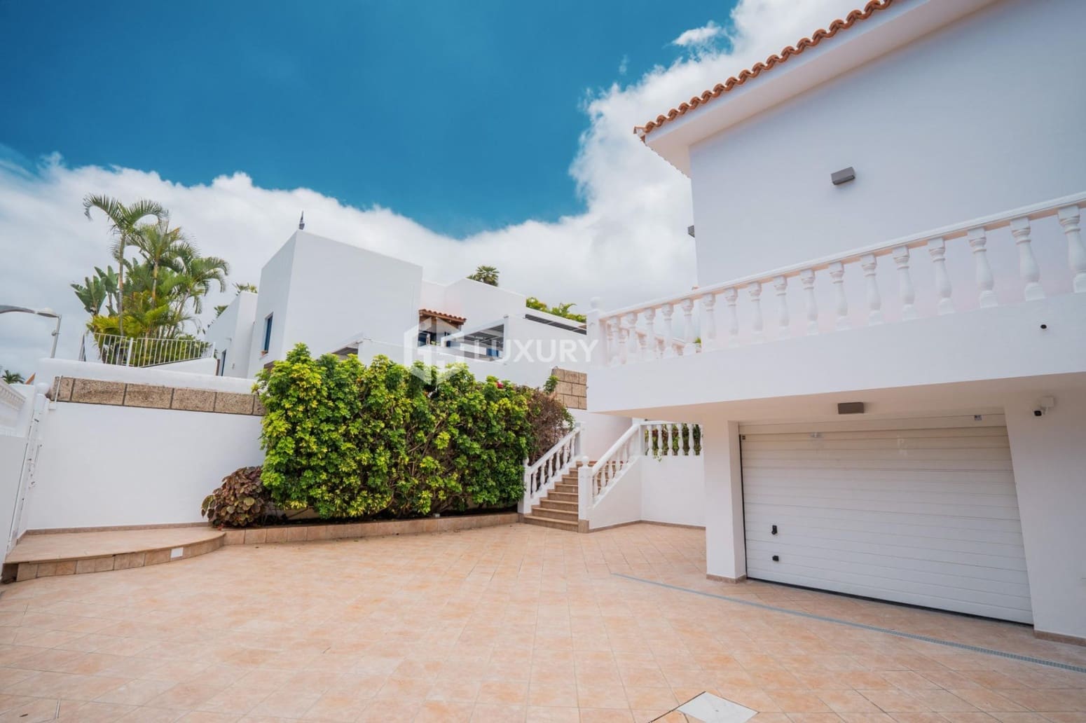 5 bedroom Villa for sale in Adeje with garage - € 3,300,000 (Ref: 9733666)