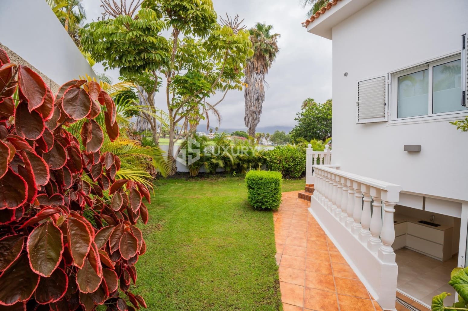 5 bedroom Villa for sale in Adeje with garage - € 3,300,000 (Ref: 9733666)