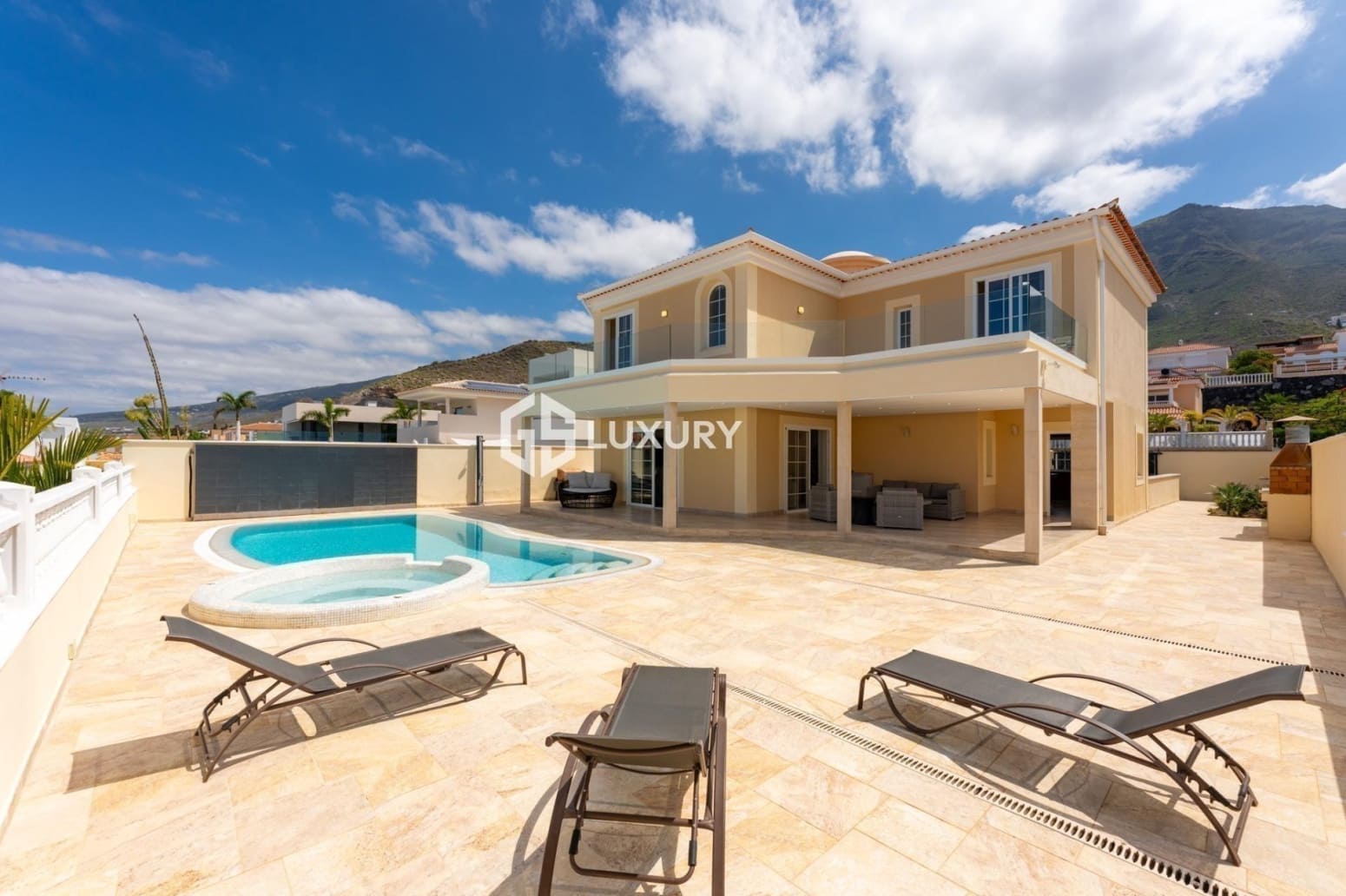 3 bedroom Villa for sale in Adeje with garage - € 1,600,000 (Ref: 9733668)