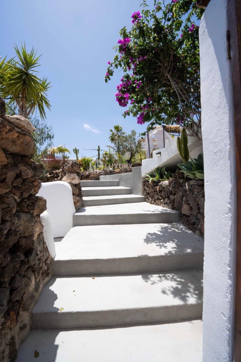 5 bedroom Villa for sale in Arona with garage - € 1,450,000 (Ref: 9734135)