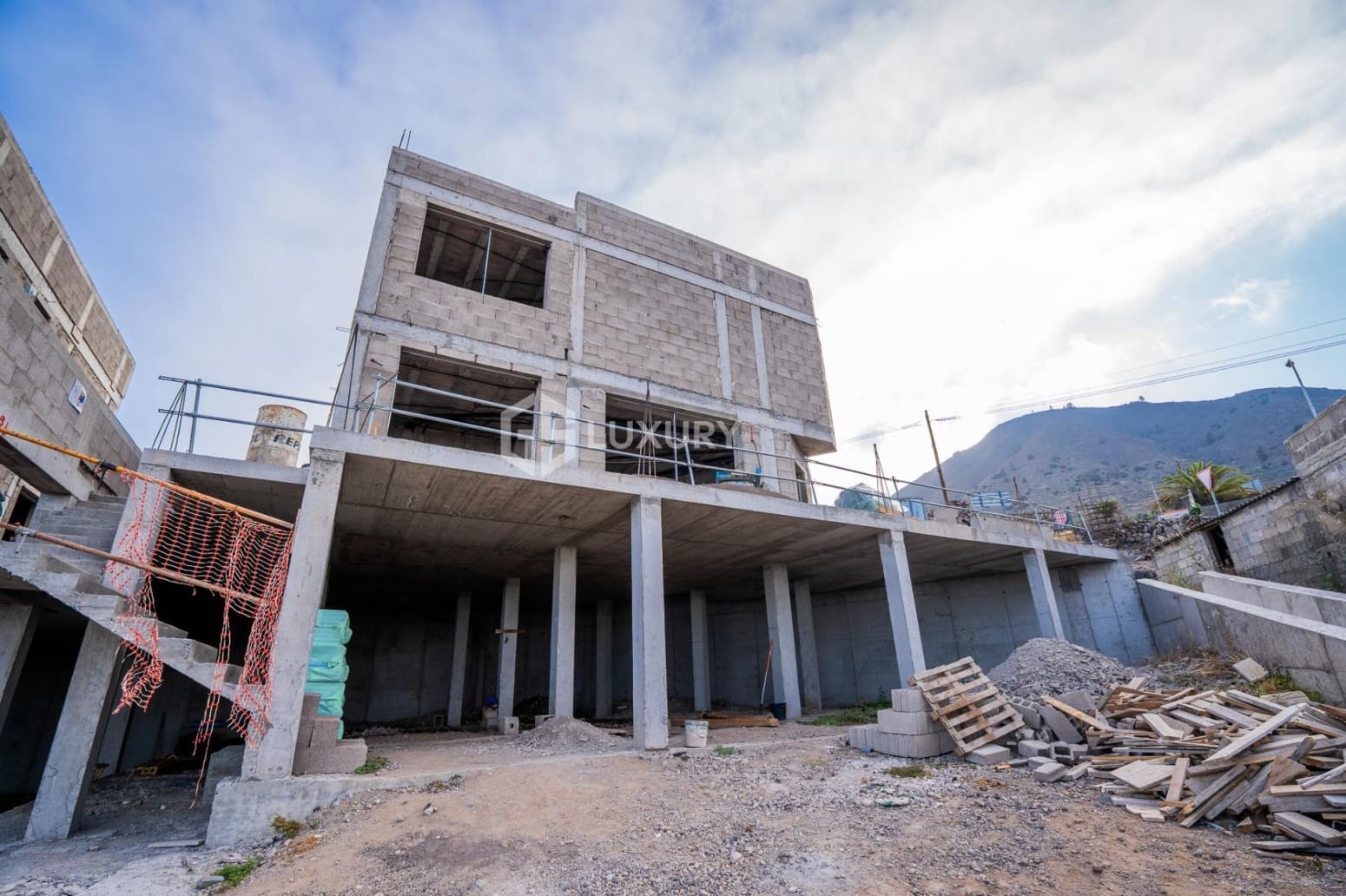 3 bedroom Villa for sale in Guia de Isora with garage - € 1,400,000 (Ref: 9734137)