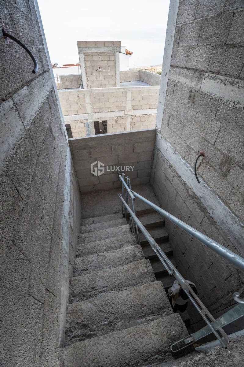 3 bedroom Villa for sale in Guia de Isora with garage - € 1,400,000 (Ref: 9734137)