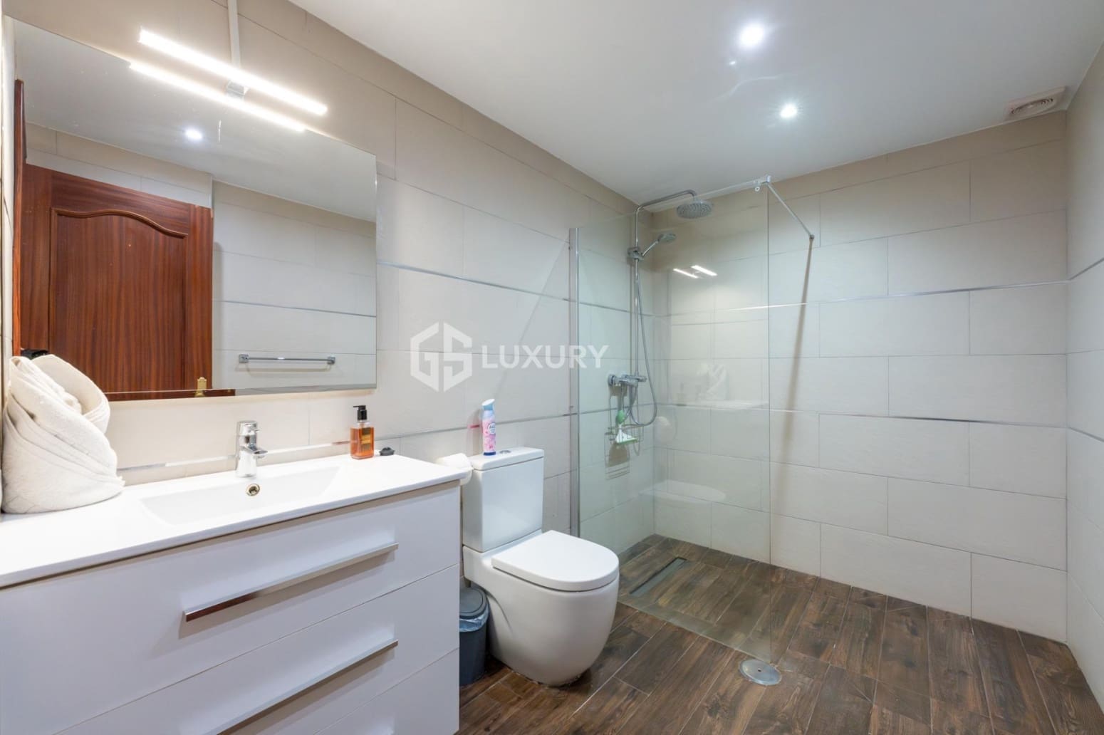 6 bedroom Villa for sale in Santiago del Teide with garage - € 1,280,000 (Ref: 9734142)